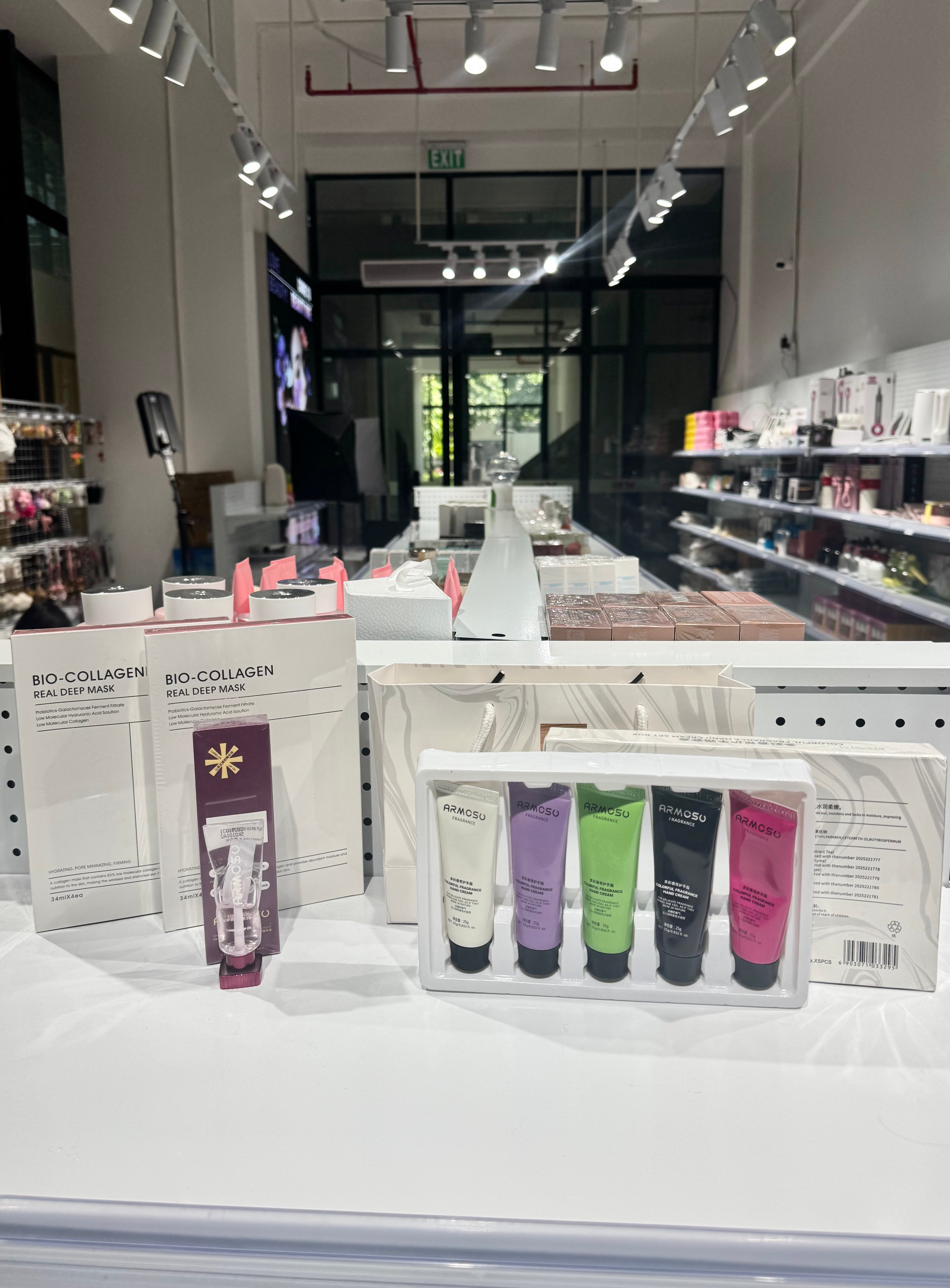LIVE(A)-Z4-Hand cream + 2 face masks + lipstick
